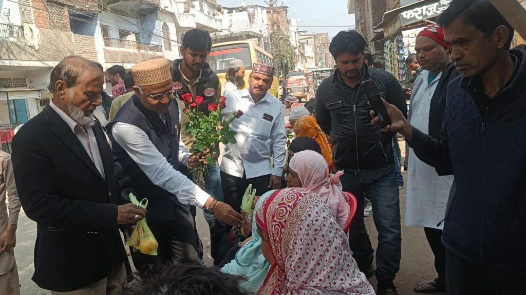 वार्ड 41 के पार्षद डॉक्टर रेहान सिद्दीकी और उनकी टीम द्वारा बुजुर्गों को नाश्ता कराने के साथ गुलाब का फूल देकर किया गया सम्मान | New India Times