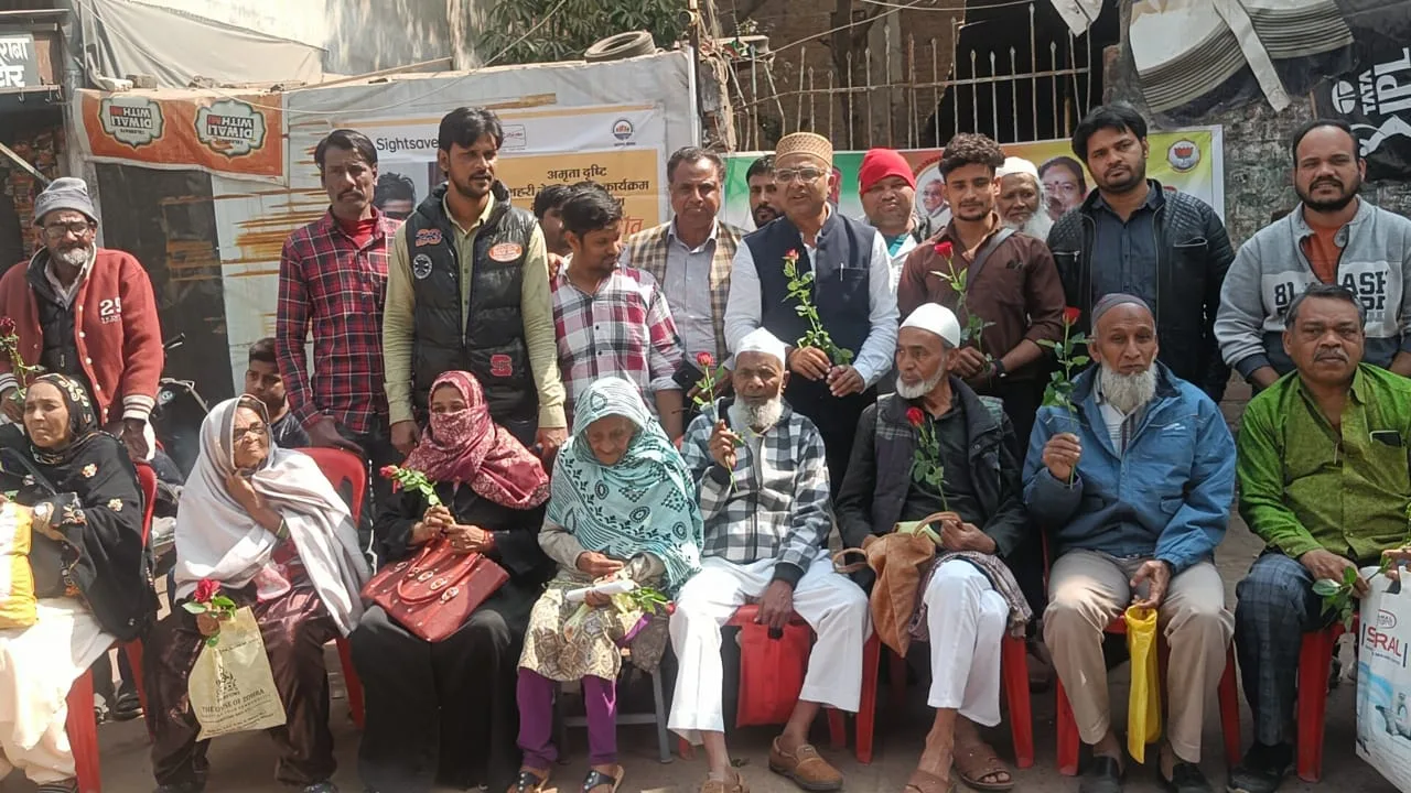 वार्ड 41 के पार्षद डॉक्टर रेहान सिद्दीकी और उनकी टीम द्वारा बुजुर्गों को नाश्ता कराने के साथ गुलाब का फूल देकर किया गया सम्मान | New India Times