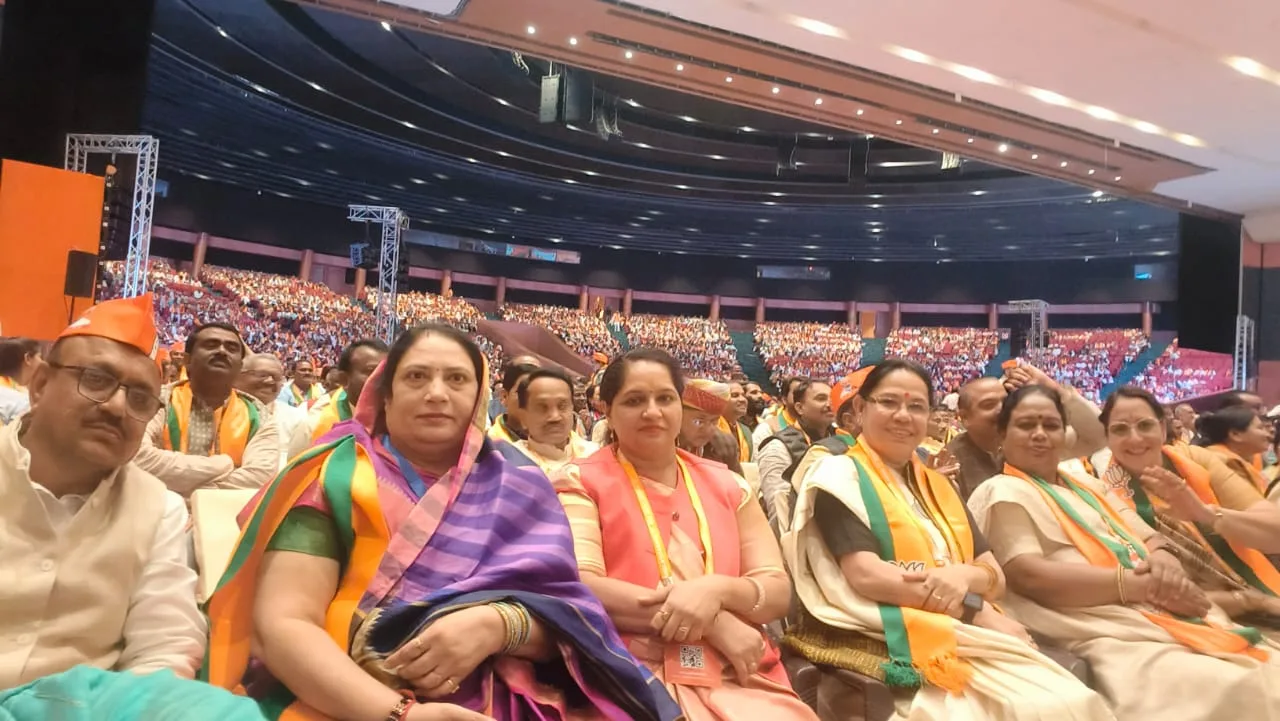 नई दिल्ली में आयोजित भाजपा के दो दिवसीय महाअधिवेशन में अखिल भारतीय महापौर परिषद अध्यक्ष श्रीमती माधुरी अतुल पटेल एवं पूर्व महापौर श्री अतुल पटेल ने की शिरकत | New India Times