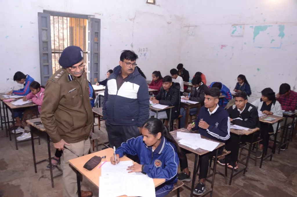 कलेक्टर श्री सिंह ने किया विभिन्न परीक्षा केन्द्रों का औचक निरीक्षण, मुरार थाना में एसएसपी के साथ सीसीटीवी फुटेज से देखी प्रश्न-पत्र ले जाने की प्रक्रिया | New India Times
