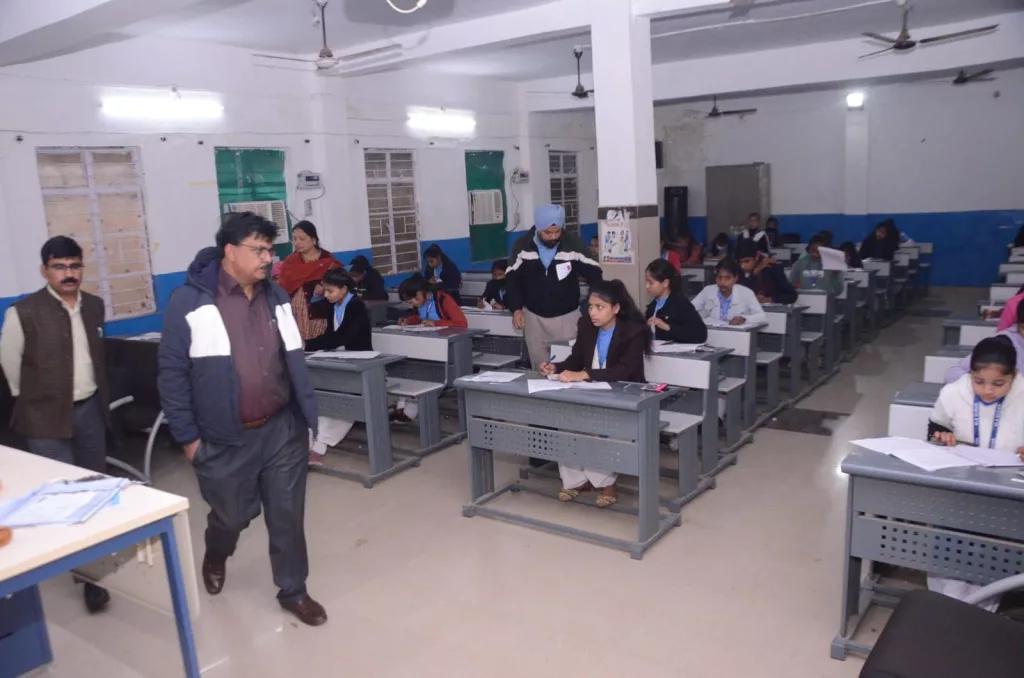 कलेक्टर श्री सिंह ने किया विभिन्न परीक्षा केन्द्रों का औचक निरीक्षण, मुरार थाना में एसएसपी के साथ सीसीटीवी फुटेज से देखी प्रश्न-पत्र ले जाने की प्रक्रिया | New India Times