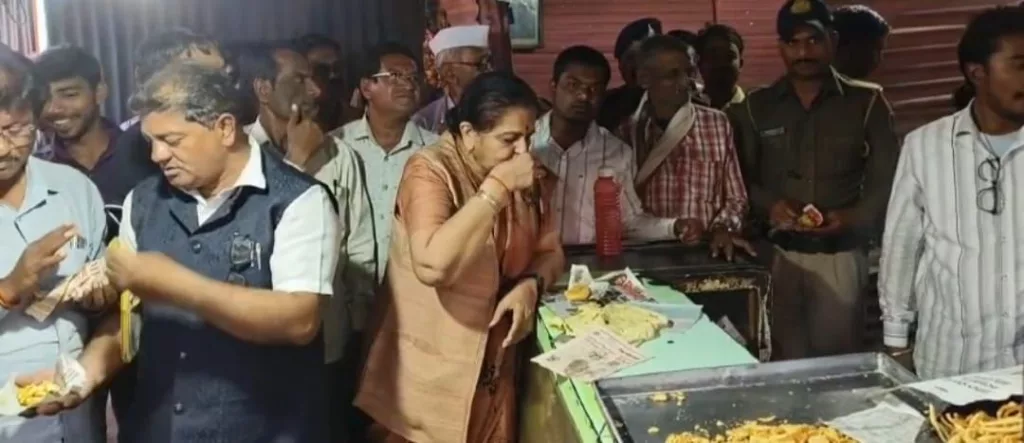 बुरहानपुर विधायक श्रीमती अर्चना चिटनिस दीदी ने ग्रामीणों से चाय पर चर्चा के बाद यूपीआई से किया भुगतान | New India Times