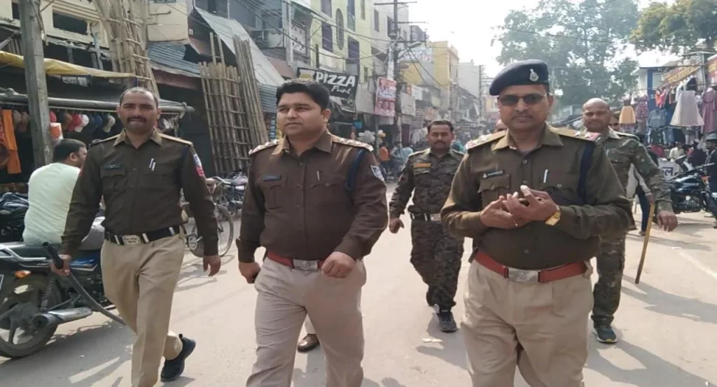 शहर में अमन शांति व कानून व्यवस्था को बनाए रखने के लिए पुलिस की ओर से शहर में निकाला गया फ्लैग मार्च | New India Times