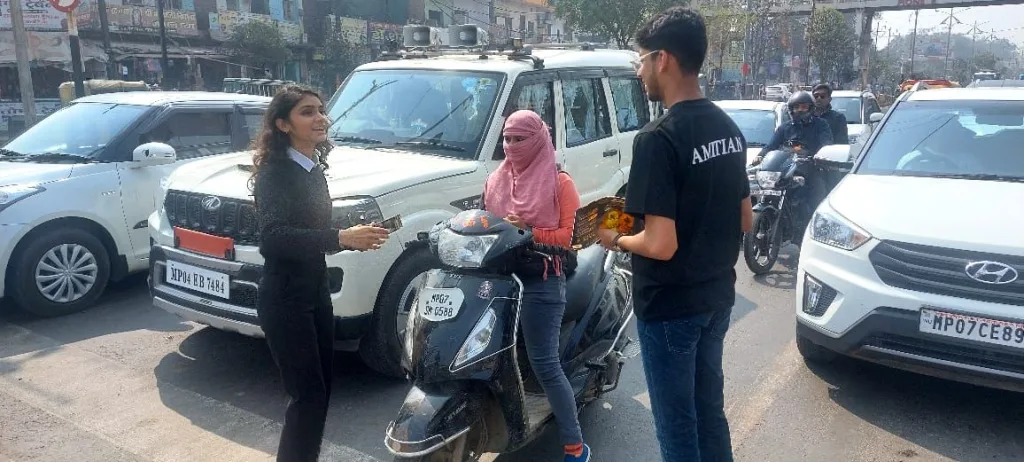 यातायात पुलिस ग्वालियर द्वारा एमिटी लॉ स्कूल के छात्र/छात्राओं के सहयोग से गोले का मंदिर चौराहा पर यातायत जागरूकता अभियान का किया गया आयोजन | New India Times