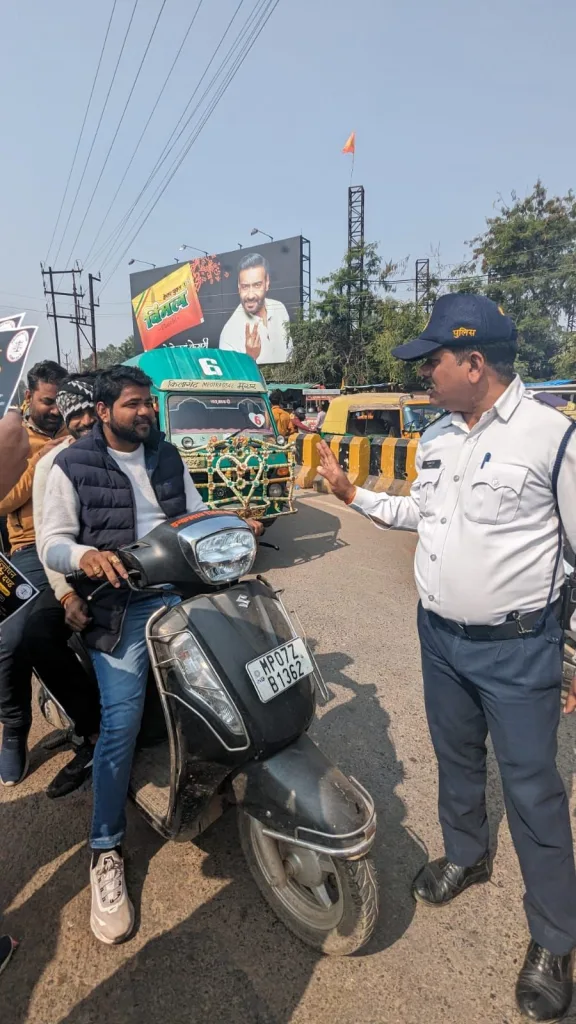 यातायात पुलिस ग्वालियर द्वारा एमिटी लॉ स्कूल के छात्र/छात्राओं के सहयोग से गोले का मंदिर चौराहा पर यातायत जागरूकता अभियान का किया गया आयोजन | New India Times