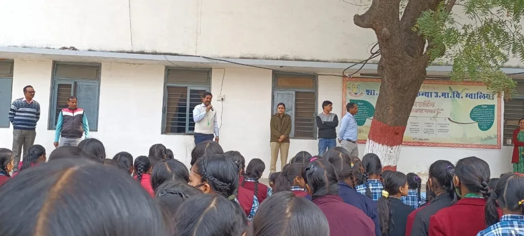 निर्भया मोबाइल टीम द्वारा ‘‘पदमा विद्यालय कम्पू’’ की छात्राओं को महिला अपराध व ‘‘गुड टच बेड टच’’ के प्रति किया गया जागरूक | New India Times
