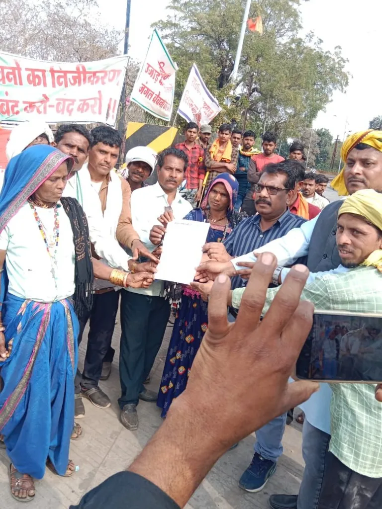 देशव्यापी किसान आंदोलन में उतरे बुरहानपुर के आदिवासियों ने उठाई फसलों की लागत डेढ़ गुना दाम की कानूनी गारंटी की मांग | New India Times