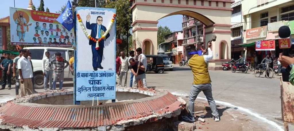 बाबासाहेब आंबेडकर की प्रतिमा की स्थापना के लिए समाजजनों ने श्रमदान कर कहा कि 14 अप्रैल के पहले खड़ा होगा फाउंडर | New India Times