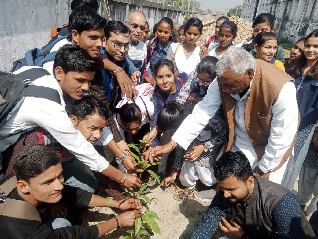 राष्ट्रीय सेवा योजना के तीसरे दिन आयोजित किया गया वृहद वृक्षारोपण कार्यक्रम, हमें अधिक से अधिक वृक्ष लगाना चाहिए:  माता प्रसाद पाण्डेय | New India Times