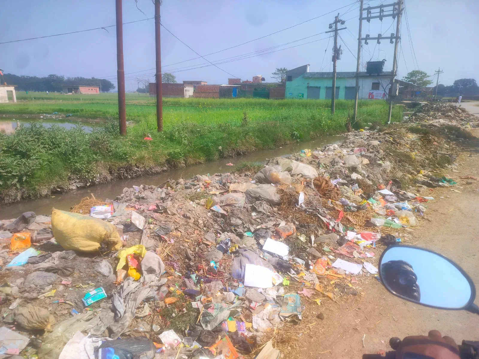 बुड्ढी खास में सड़क किनारे कचरे के ढेर से उठ रही है बदबू, ग्रामीणों को सता रहा है संक्रमण फैलने का खतरा | New India Times
