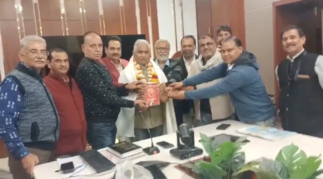 स्वामी दयानंद सरस्वती की 200वीं जन्मशताब्दी के अवसर पर आर्य समाज संस्था ने <br>डॉ. केशव पाण्डेय को किया सम्मानित | New India Times