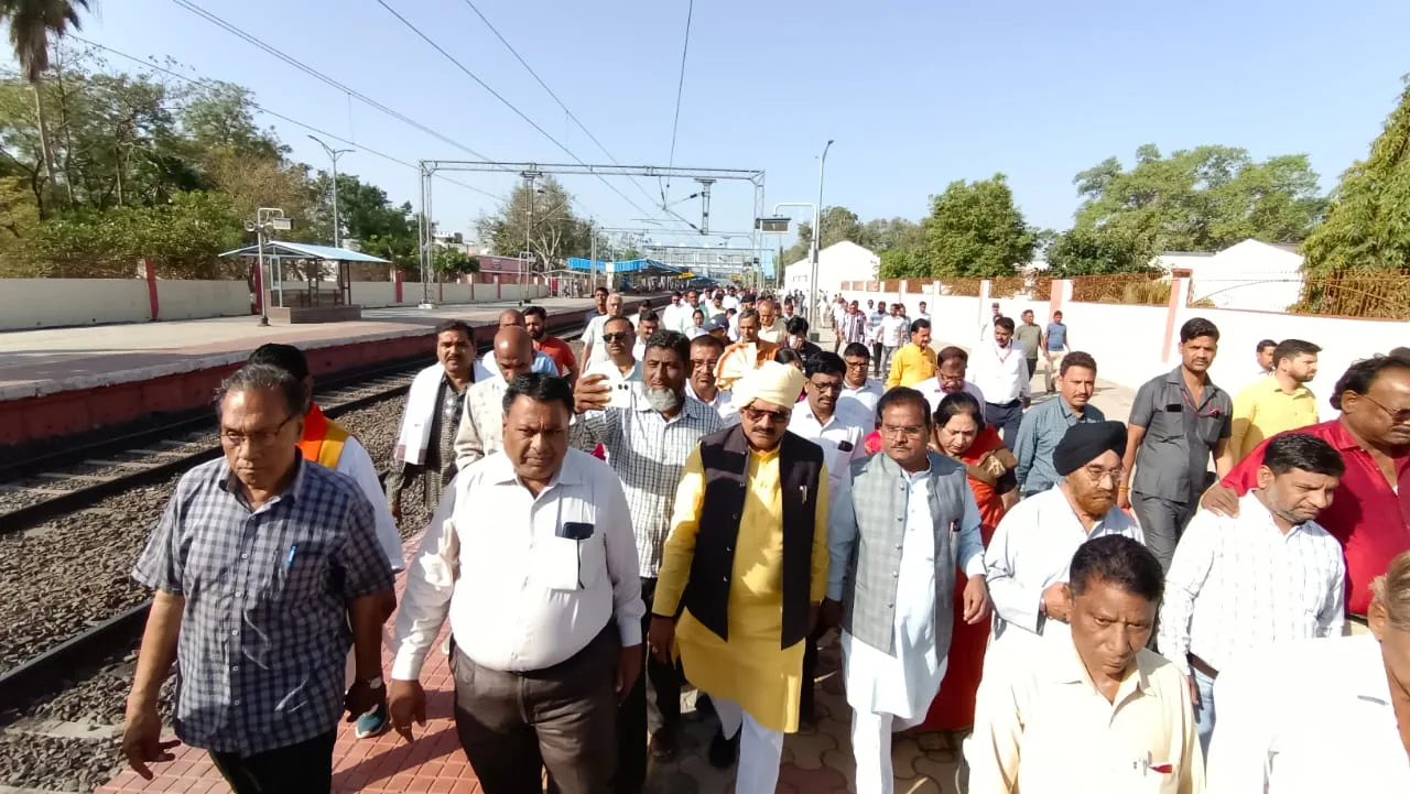 सांसद ज्ञानेश्वर पाटिल ने मध्य रेलवे के बुरहानपुर रेलवे स्टेशन पर जयपुर-हैदराबाद ट्रेन को हरी झंडी दिखाकर किया रवाना | New India Times