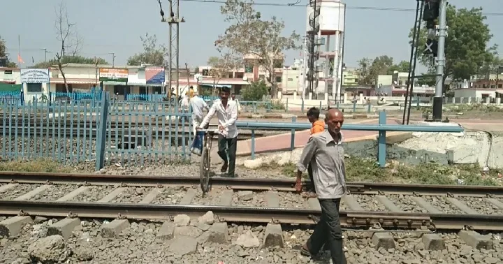 रेलवे सुविधाओं की सौगात देने वाले सांसद क्या बुरहानपुर रेलवे स्टेशन से लगत रेलवे क्रॉसिंग शिवाजी नगर, चिंचाला की ओर ध्यान आकर्षित करेंगे? | New India Times