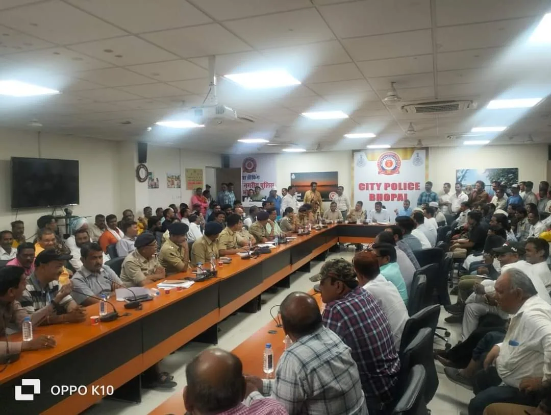 त्यौहारों के दौरान शहर में शांति एवं सुरक्षा व्यवस्था बनाए रखने के लिए पुलिस अधिकारियों ने <br>धर्मगुरू, शांति समिति एवं गणमान्य नागरिकों के साथ की बैठक | New India Times