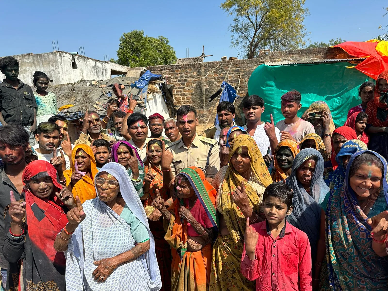 चुनावी होली में पुलिस ने गांव में निकाली फेरी, पुलिस के गीत पर आदिवासी महिलाओं ने नाचा व वोट के लिए किया जागरूक | New India Times