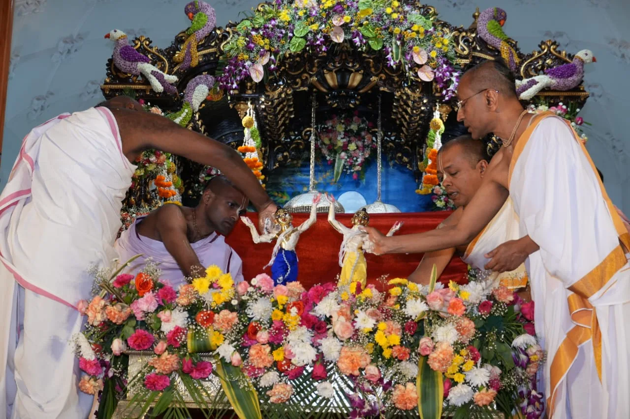 चंद्रोदय मंदिर में महाभिषेक के दर्शन के लिए उमड़ा जन सैलाब, फूलों की होली, छप्पन भोग, हरिनाम संकीर्तन एवं महाभिषेक रहा आकर्षण का केन्द्र | New India Times