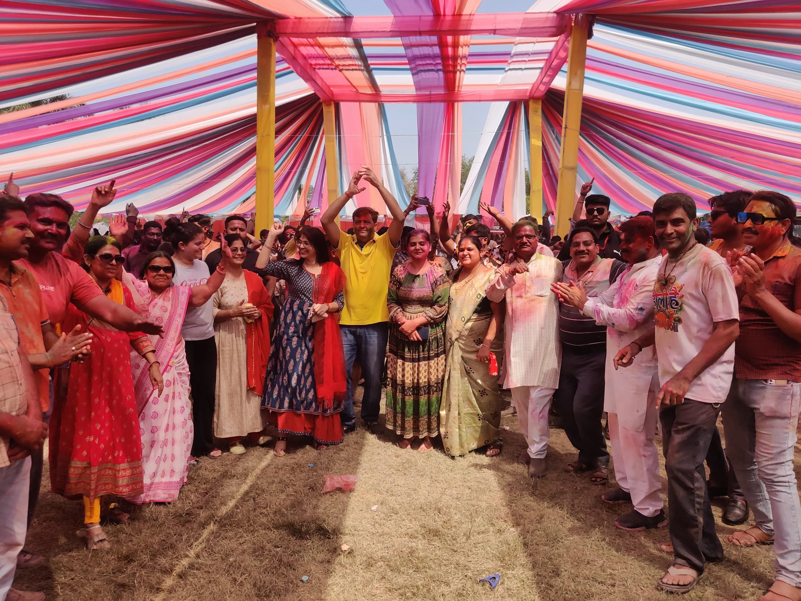 श्री कृष्णा मंगल परिसर बुरहानपुर में आयोजित रंगोत्सव 2024 में रंगों से सराबोर हुए युवा | New India Times