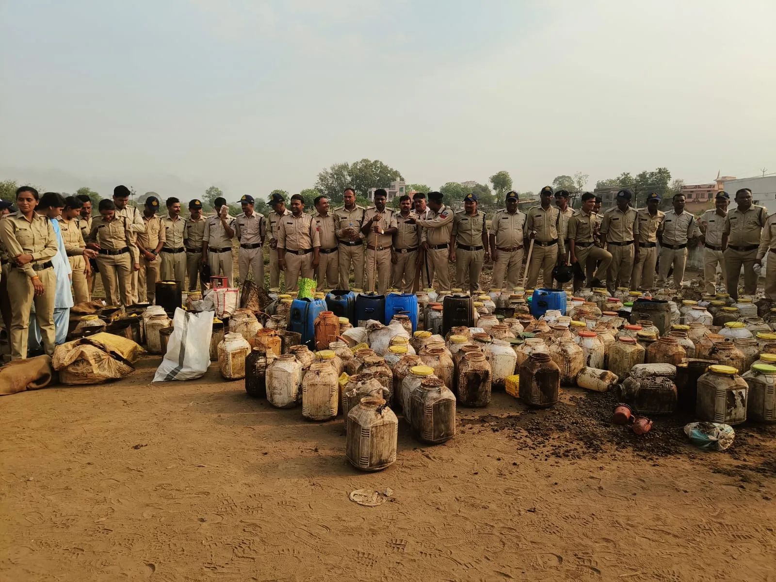 एडिशनल एसपी के नेतृत्व में शिकारपुरा थाना पुलिस ने 100 अधिकारियों कर्मचारियों के साथ जैनाबाद के बलवाड़ टेकरी पर अवैध शराब निर्माण के ठिकानों पर दबिश देखकर ₹1 लाख की कच्ची भट्टी की निर्मित शराब की जप्त और 10 लख रुपए का महुआ लहन किया नष्ट, दो आरोपी गिरफ्तार | New India Times