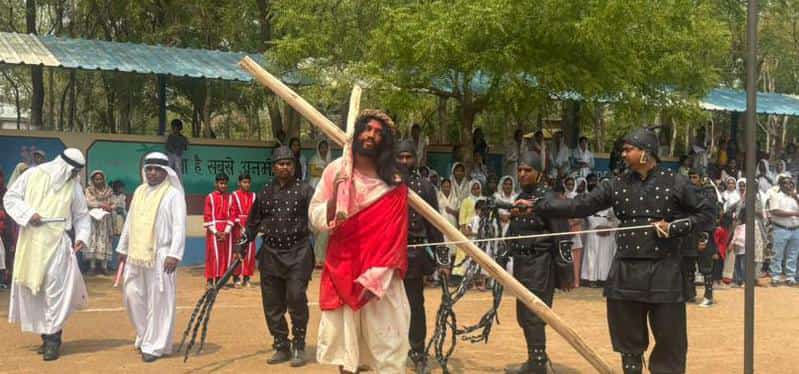 गुड फ्राइडे येशु मसीह की क्रूस यात्रा का लाइव प्रदर्शन देख भर आई आँखें | New India Times