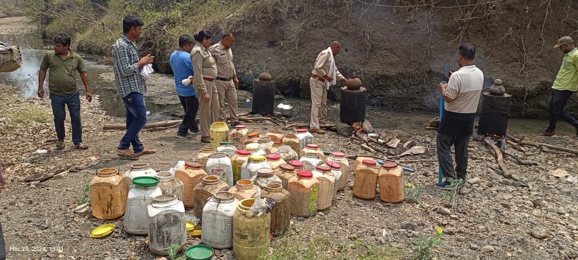 नेपानगर पुलिस की हिवरा के जंगल में अवैध शराब निर्माण के विरुद्ध बड़ी कार्यवाही में 40,000 ₹ की हाथ भट्टी की महुआ शराब की गई जप्त, दो आरोपी गिरफ्तार, 1.2 लाख की लहान की गई नष्ट | New India Times