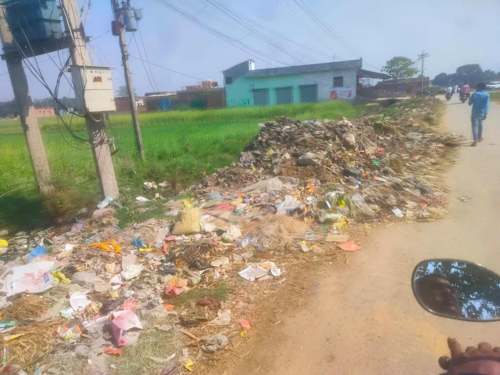 बुड्ढी खास में सड़क किनारे कचरे के ढेर से उठ रही है बदबू, ग्रामीणों को सता रहा है संक्रमण फैलने का खतरा | New India Times