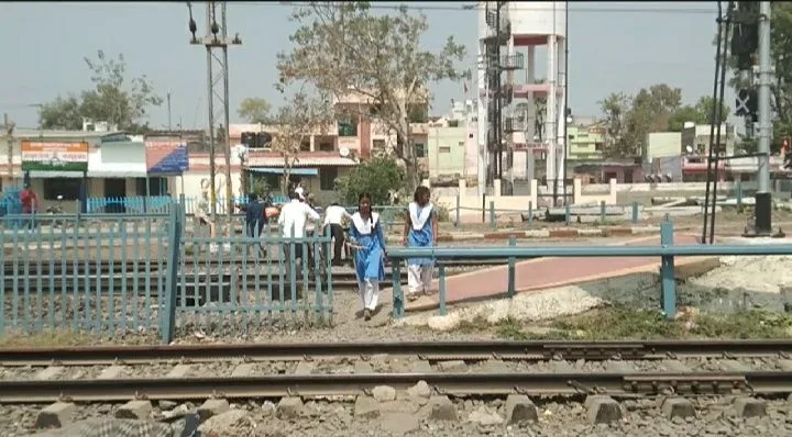 रेलवे सुविधाओं की सौगात देने वाले सांसद क्या बुरहानपुर रेलवे स्टेशन से लगत रेलवे क्रॉसिंग शिवाजी नगर, चिंचाला की ओर ध्यान आकर्षित करेंगे? | New India Times