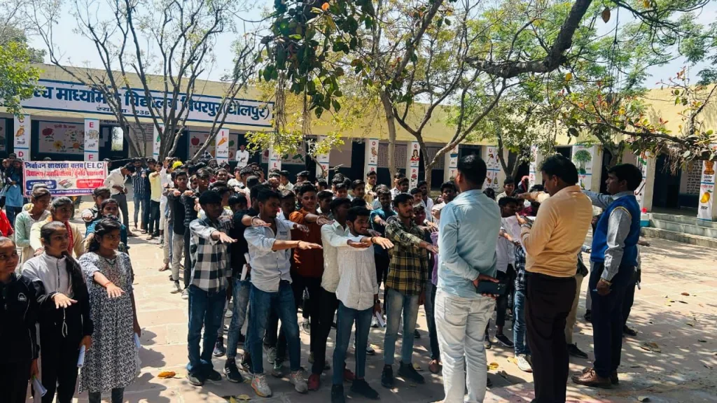 परीक्षा के उत्सव के बाद मनाया गया लोकतंत्र का महाउत्सव, 128 नव मतदाताओं ने ली मतदान करने की शपथ | New India Times