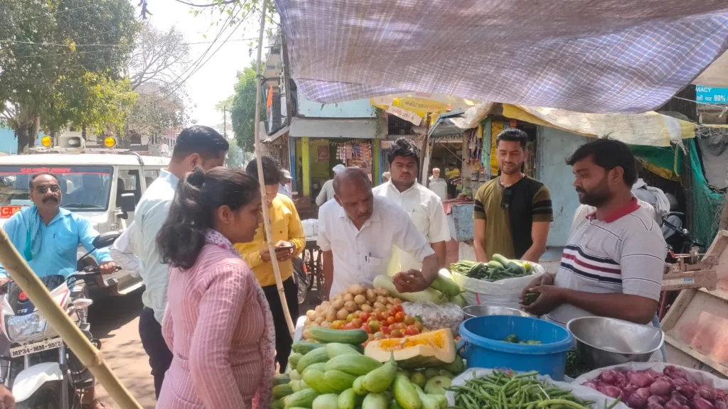 पॉलिथीन के उपयोग करने वाले दुकानदारों पर लगाया गया जुर्माना | New India Times