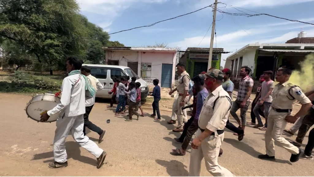 चुनावी होली में पुलिस ने गांव में निकाली फेरी, पुलिस के गीत पर आदिवासी महिलाओं ने नाचा व वोट के लिए किया जागरूक | New India Times