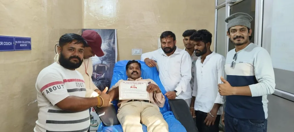 आदिवासी कर्मचारी-अधिकारी संगठन (आकास) जिलाध्यक्ष भंगुसिंह तोमर ने इमरजेंसी में रक्तदान कर युवाओं को किया प्रेरित | New India Times