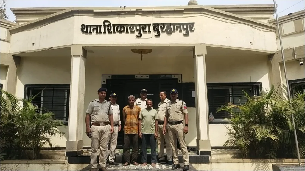 एडिशनल एसपी के नेतृत्व में शिकारपुरा थाना पुलिस ने 100 अधिकारियों कर्मचारियों के साथ जैनाबाद के बलवाड़ टेकरी पर अवैध शराब निर्माण के ठिकानों पर दबिश देखकर ₹1 लाख की कच्ची भट्टी की निर्मित शराब की जप्त और 10 लख रुपए का महुआ लहन किया नष्ट, दो आरोपी गिरफ्तार | New India Times