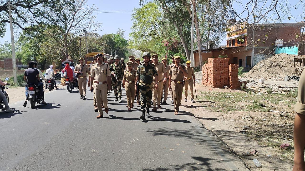 पुलिसकर्मियों ने फ्लैग मार्च कर सुरक्षा का दिलाया एहसास, एसपी रहे मौजूद | New India Times