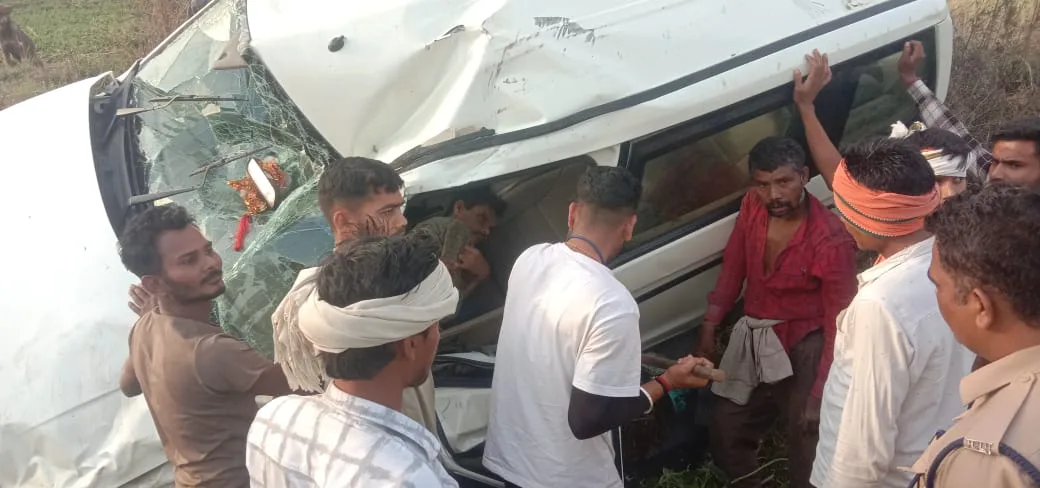 मुरम के ढेर में टकराकर चार पहिया वाहन में सवार दो लोग घायल, देवरी पुलिस एवं ग्रामीणों की मदद से बड़ी मशक्कत के बाद निकाला गया  गाड़ी से बाहर | New India Times