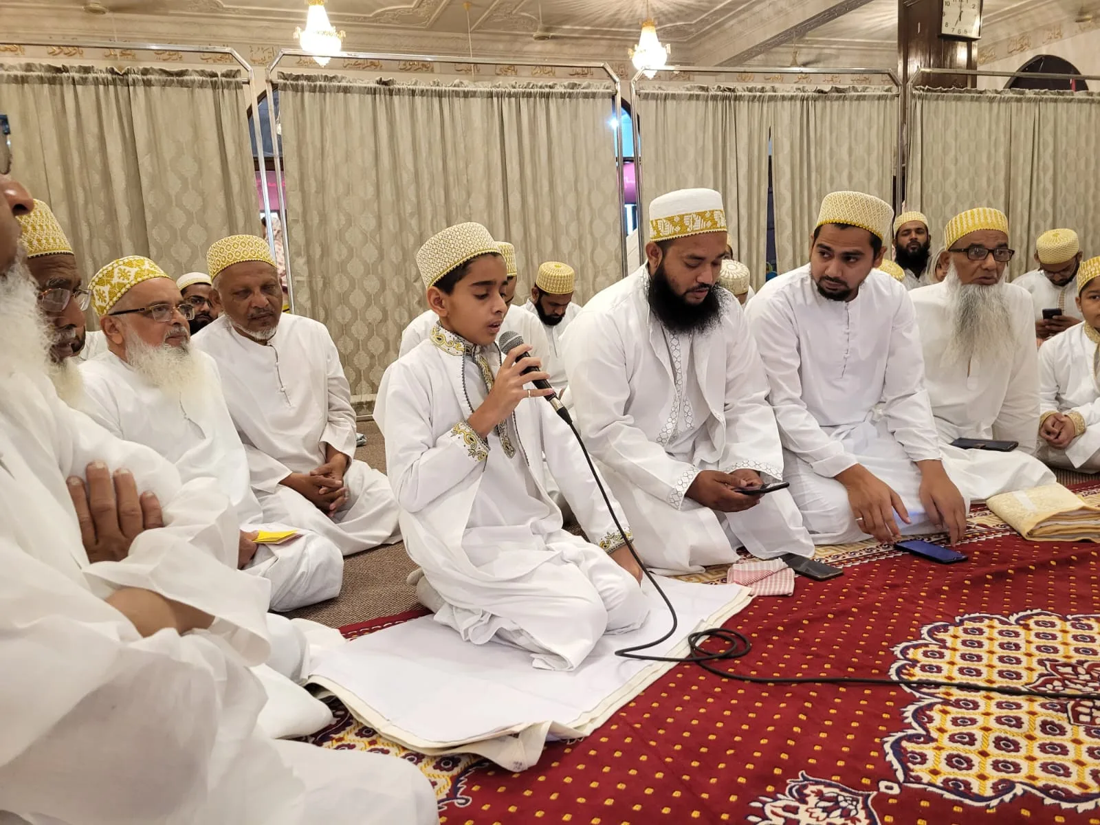 बुरहानपुर सहित देशभर में दाऊदी बोहरा समाजजनों ने उत्साह के साथ मनाई ईद, एक दूसरे को गले मिलकर दी मुबारकबादी | New India Times