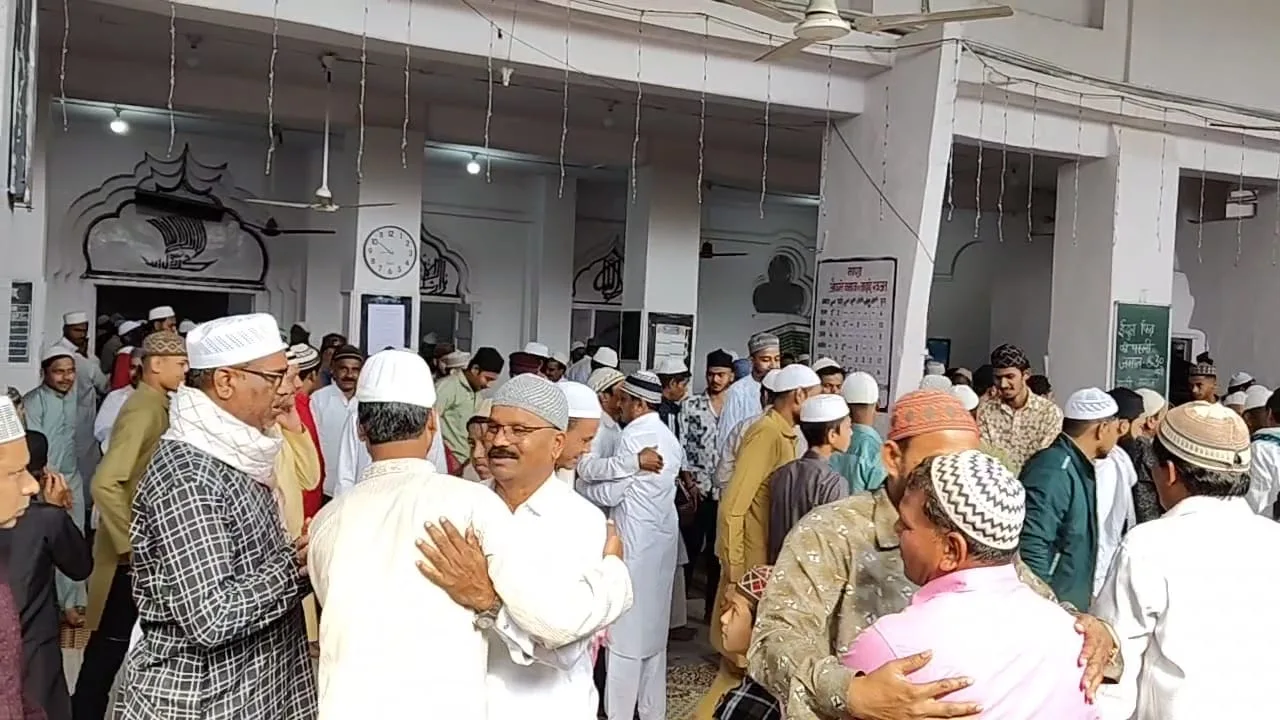 जुन्नारदेव में दिखा ईद का उल्लास, सामूहिक रूप से अदा की गई ईद की नमाज, अमन व शांति की मांगी गई दुआएं | New India Times
