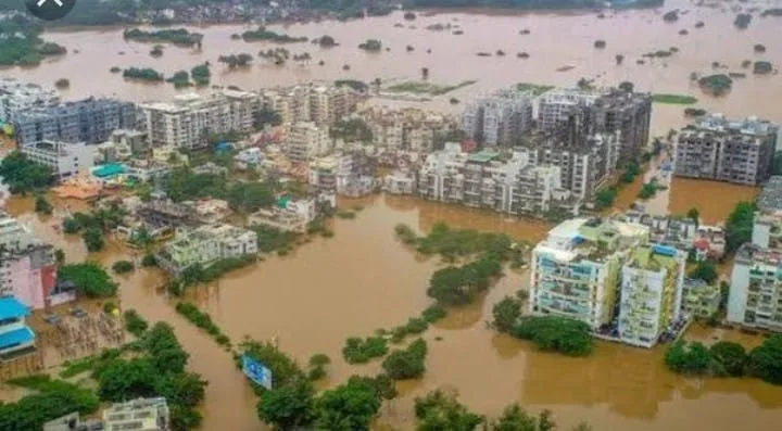 पश्चिमी महाराष्ट्र में आई कृत्रिम बाढ़ का मुद्दा विपक्ष की ओर से चुनाव प्रचार में क्यों नहीं है? सैकड़ों मौतें और हजारों करोड़ रुपए के नुकसान की ज़िम्मेदारी कौन लेगा? | New India Times