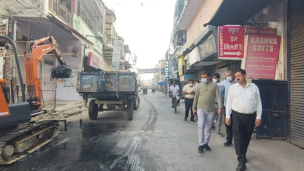नगर आयुक्त डॉo विपिन मिश्रा ने शहर में सफाई व्यवस्था को देखा, अधिकारियों को दिए निर्देश | New India Times