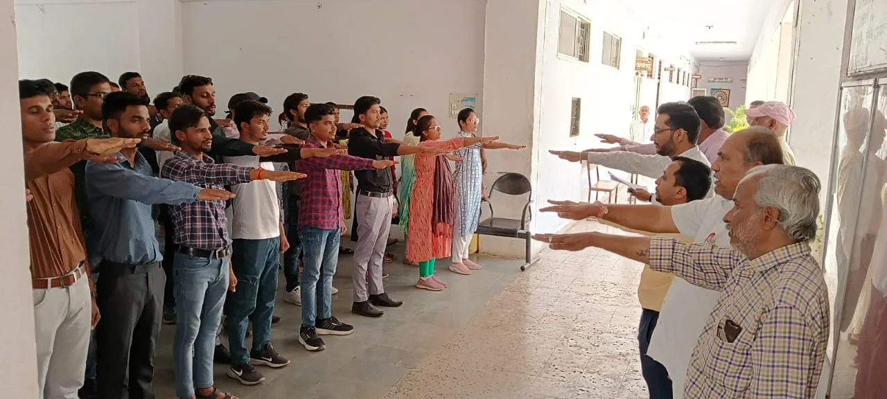 झाबुआ पॉलिटेक्निक कॉलेज में प्रशिक्षु पटवारियों को मतदाता जागरूकता के संबंध में दिलाई शपथ | New India Times