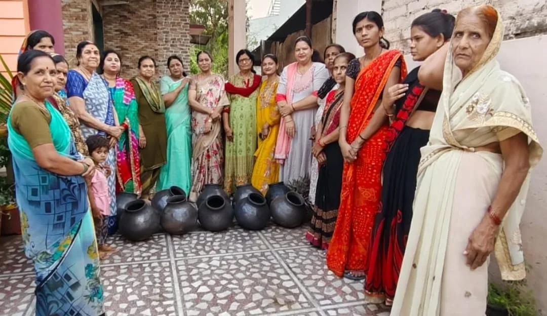 सेवा मैत्री 'संस्था बुरहानपुर का पहला कार्यक्रम गरीब महिलाओं को ठंडे पानी के मटके किए वितरण | New India Times
