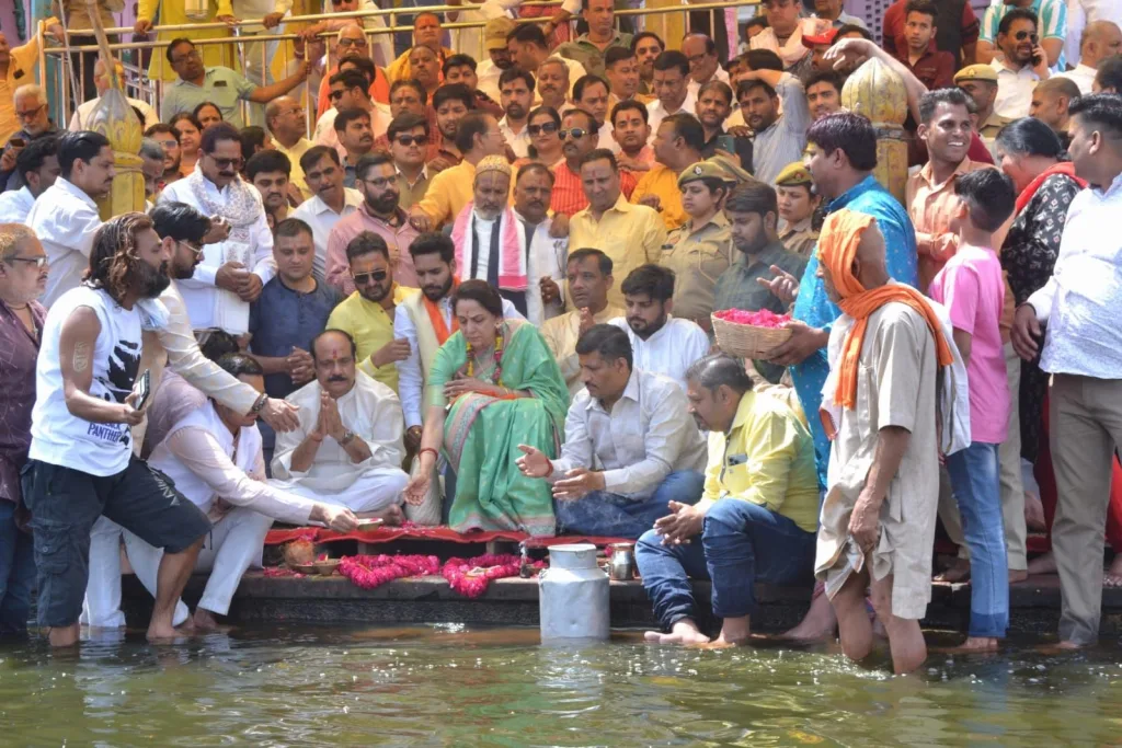 भाजपा प्रत्याशी ने किया यमुना पूजन, कहा जल्दी स्वच्छ होंगी यमुना मैया | New India Times