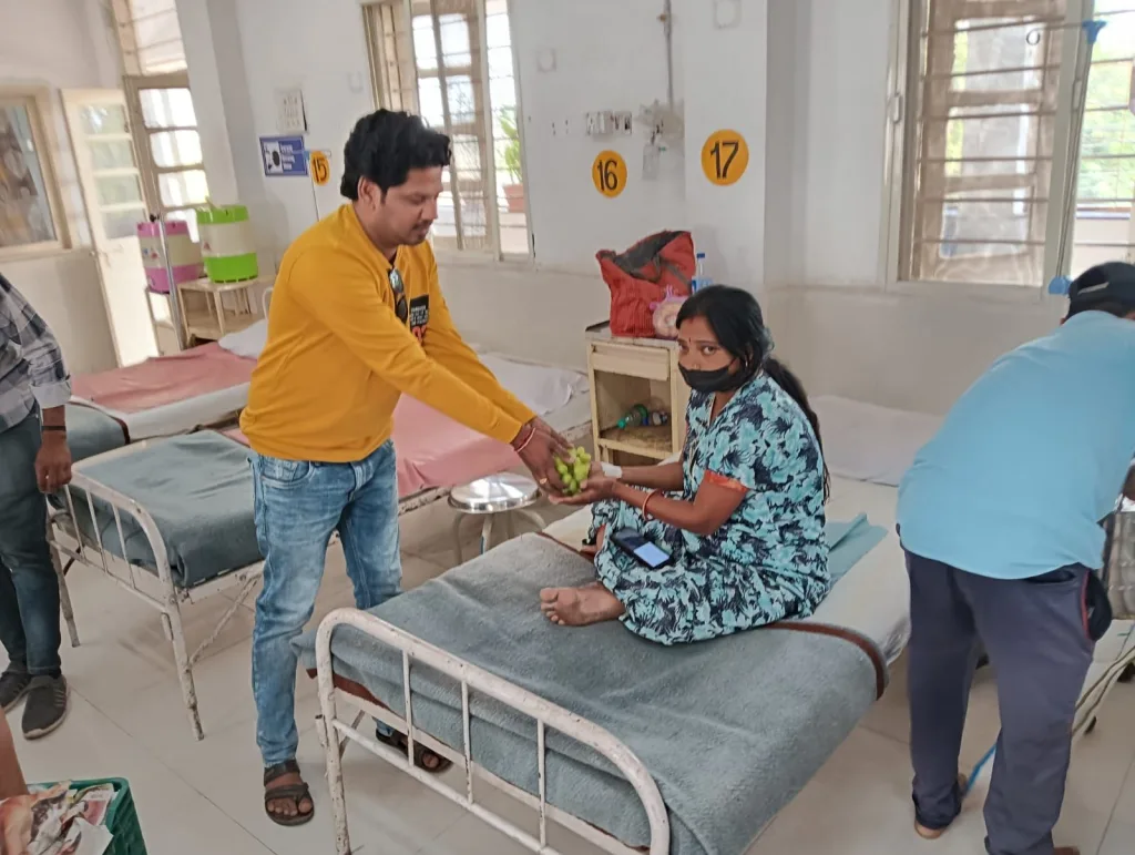 एनएसयूआई ने अस्पताल पहुंचकर मरीजों को फल फ्रूट एवं बिस्किट किये वितरण | New India Times