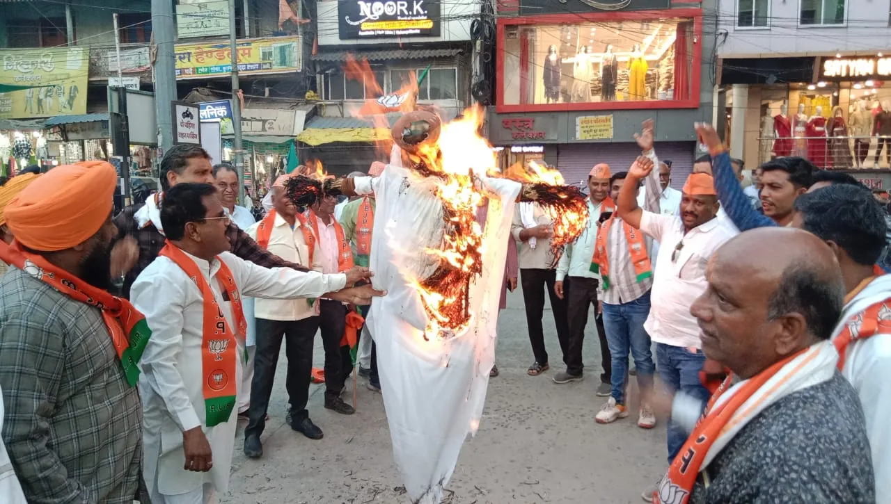 पश्चिम बंगाल में पिछड़ा जाति वर्ग की सूची में रोहिंग्या मुस्लिमों को जोड़े रखने और सुप्रीम कोर्ट के आदेश की अवहेलना पर भाजपा ने पश्चिम बंगाल की मुख्यमंत्री का जलाया पुतला | New India Times