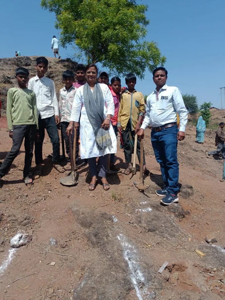 पेट कमलावद की ग्राम पंचायत मोर में स्वीप गतिविधियों के तहत पीले चावल डालकर दिया गया घर-घर निमंत्रण | New India Times