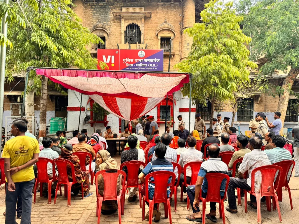 थाना जनकगंज में शिकायतों के निराकरण हेतु जनशिविर का आयोजन कर शिकायतकर्ता की समस्याओं का किया गया निराकरण | New India Times