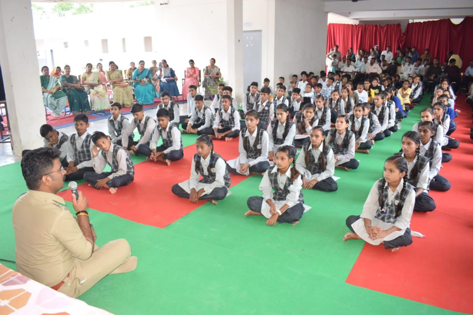 "स्कूल चले हम अभियान" के अंतर्गत पुलिस अधीक्षक उज्जैन ने की सहभागिता | New India Times