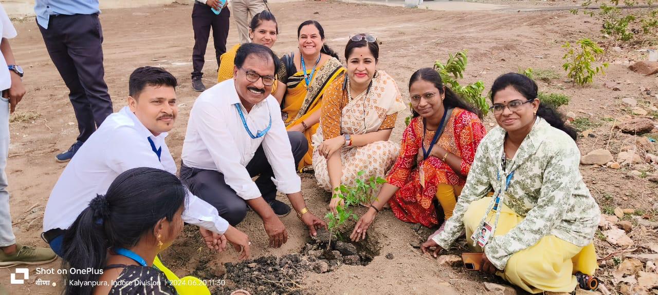 कलेक्टर ने सीएम राइज स्कूल कल्याणपुरा में बच्चों को पढ़ाया एवं उनके साथ किया भोजन | New India Times