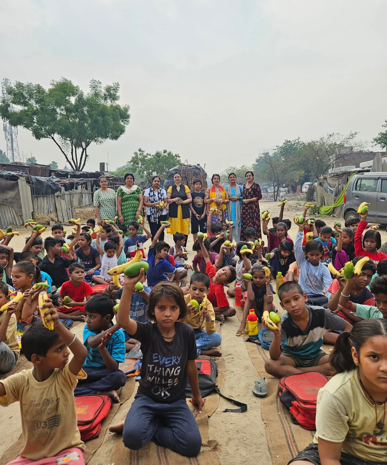 बृज यातायात एवं पर्यावरण जनजागरूकता समिति रजि उत्तर की महिला टीम ने स्ट्रीट स्कूलों के बच्चों को बांटे फल | New India Times
