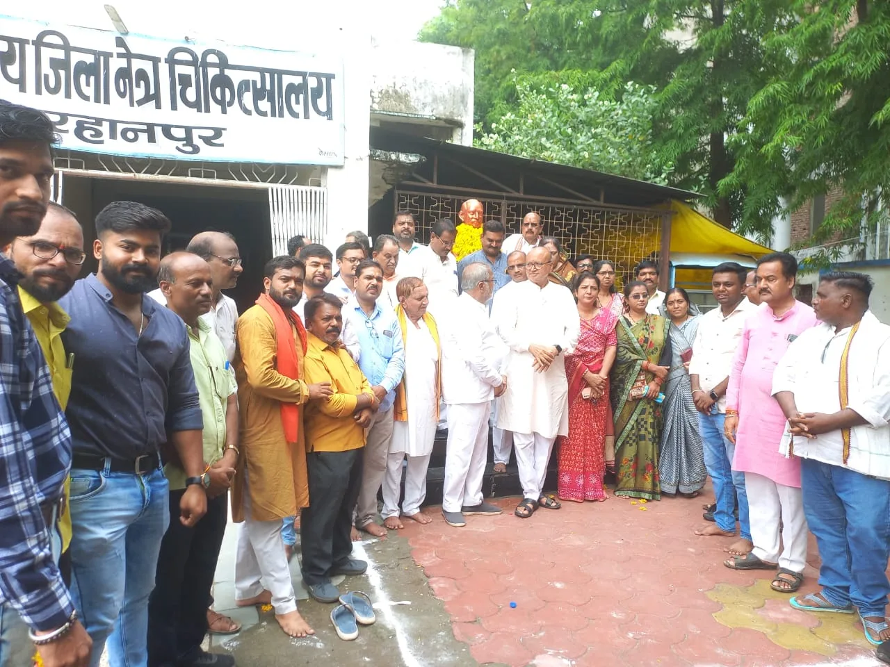 लालबाग रोड स्थित एसपीएम हॉस्पिटल के पास डॉ. श्यामा प्रसाद मुखर्जी की प्रतिमा पर पुण्यतिथि पर अर्पित किए श्रद्धा-सुमन | New India Times