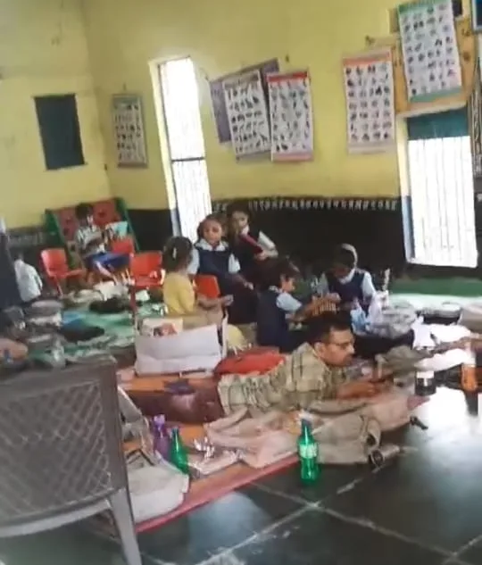 शिक्षा के मंदिर में नियमित शराब पीकर पहुंच रहा शिक्षक, बच्चों के बीच शराब के नशे में चूर सोता नजर आया, ग्रामीणों ने वायरल किया वीडियो बनाया, जिला शिक्षा अधिकारी ने किया निलंबित, एफआईआर दर्ज कराने की कही बात | New India Times