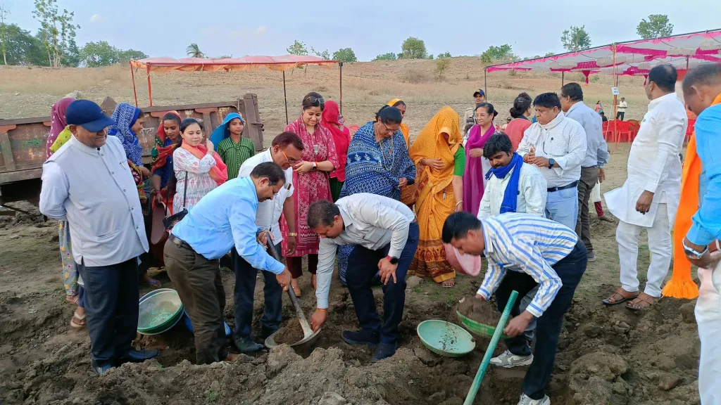 ग्राम पंचायत भोयरा में तालाब गहरीकरण के कार्य का हुआ शुभारंभ | New India Times